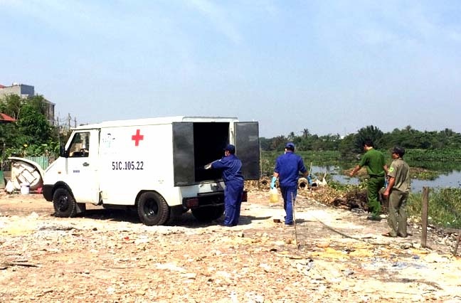 Thi the be trai lan trong dam luc binh tren kenh Vam Thuat hinh anh