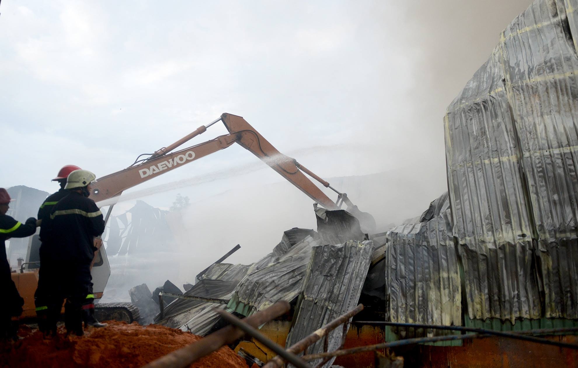 Canh sat keo sap nha de dap lua o ngoai o Sai Gon hinh anh