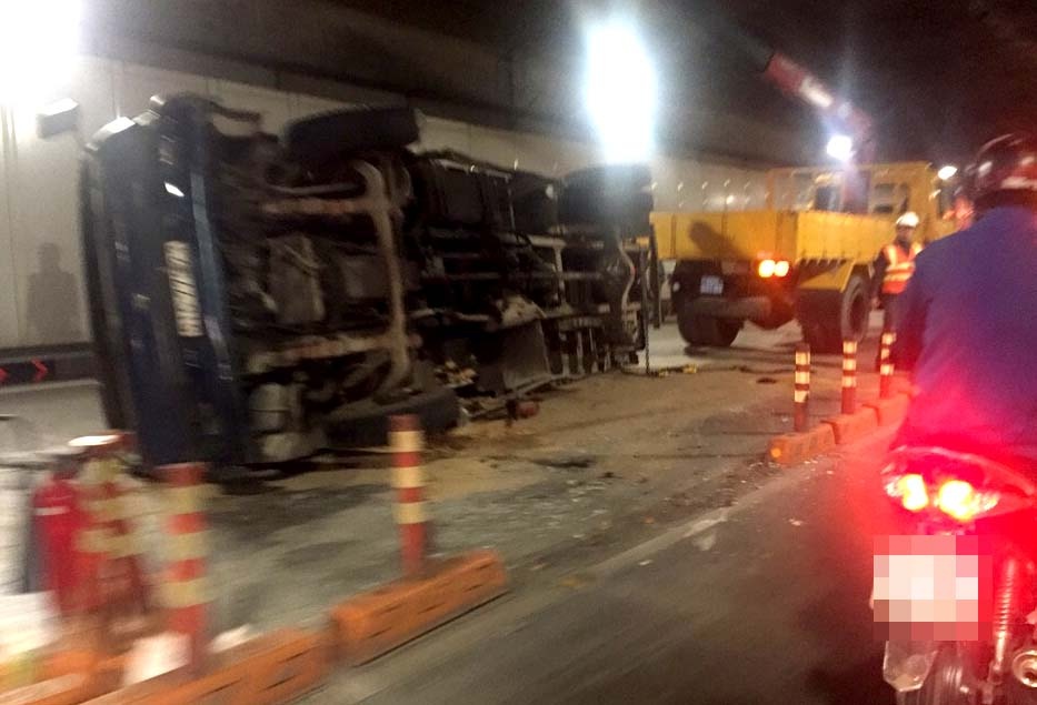 Xe tai no lop, lat nghieng trong ham Thu Thiem hinh anh