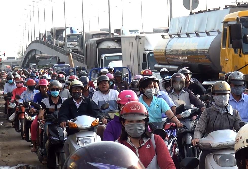 5 oto tong lien hoan, quoc lo 1 un tac gan mot gio hinh anh