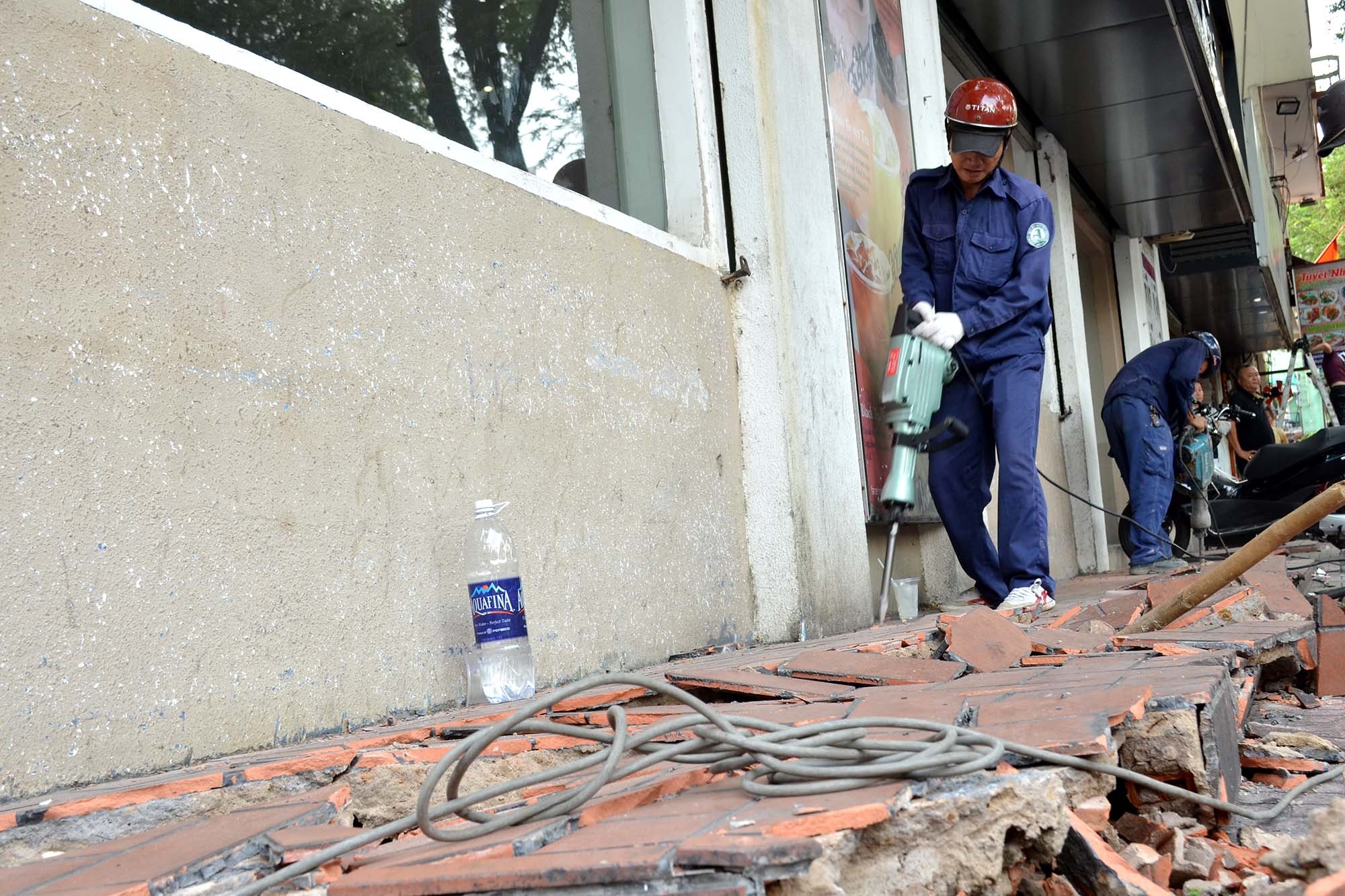 Quan 1 dap tru so khu pho chiem via he Sai Gon hinh anh