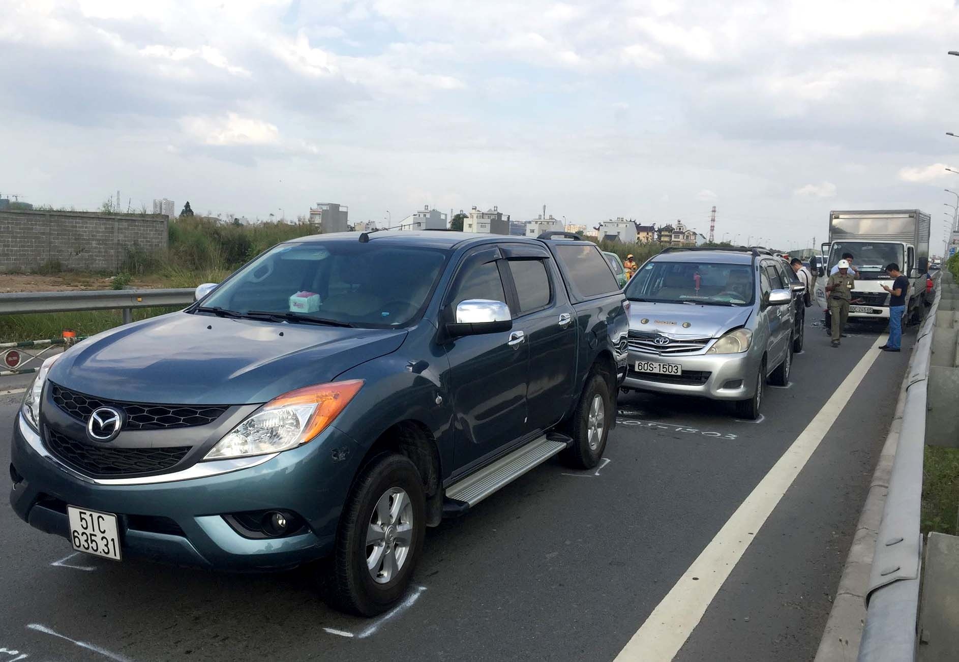 6 oto tong nhau, duong dan cao toc TP.HCM – Dau Giay un tac hinh anh