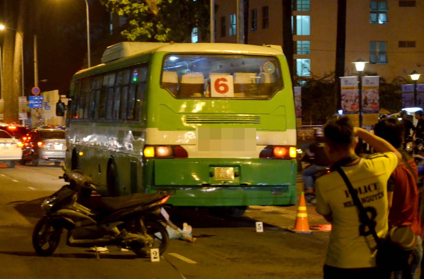 Xe buyt can tu vong nguoi dan ong trong dem o Sai Gon hinh anh