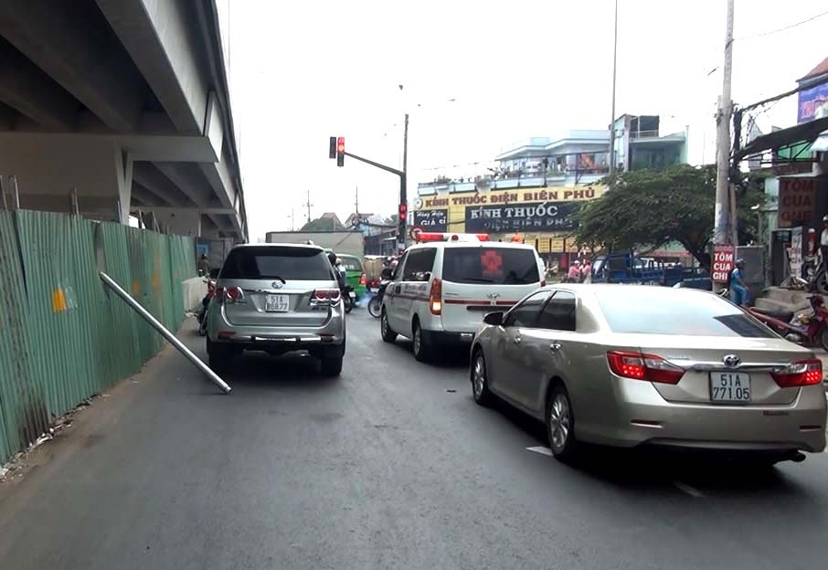 thanh sắt rơi trúng ôtô ảnh 1 thanh sat roi trung oto anh 1