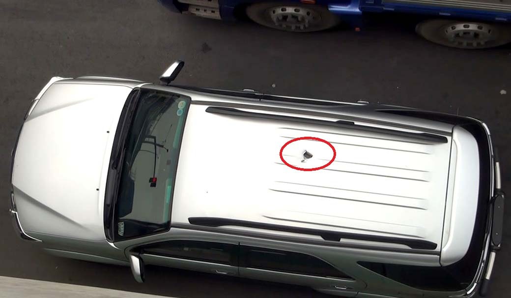 Thanh thep roi tu cau vuot dam thung noc oto 7 cho, 2 nguoi suyt chet hinh anh