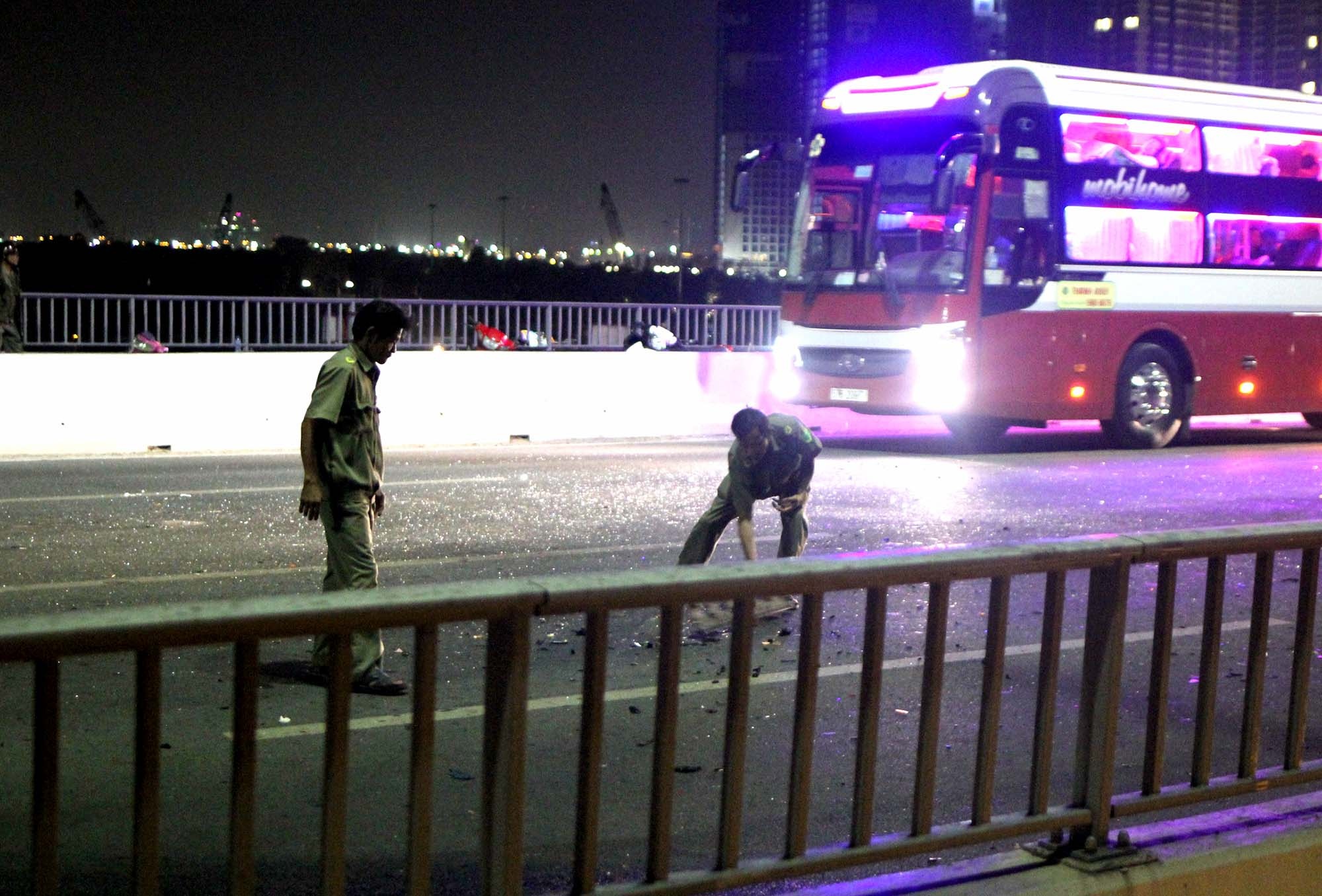 Doi trai gai vang khoi oto Range Rover anh 7