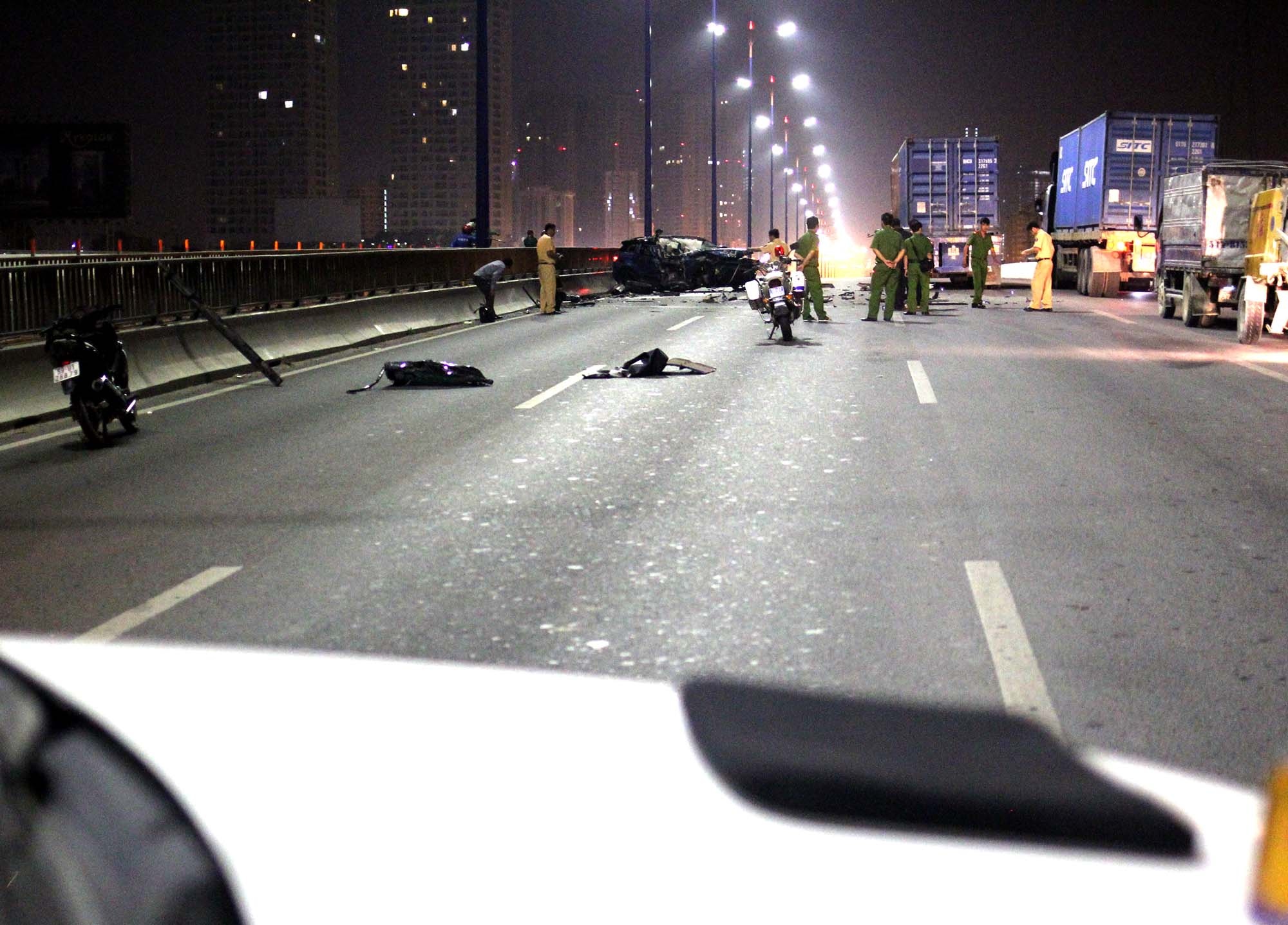 Doi trai gai vang khoi oto Range Rover anh 2