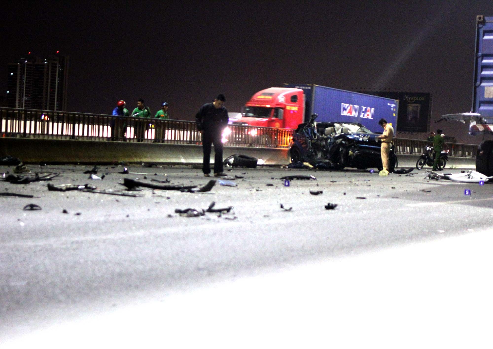 Doi trai gai vang khoi oto Range Rover anh 3