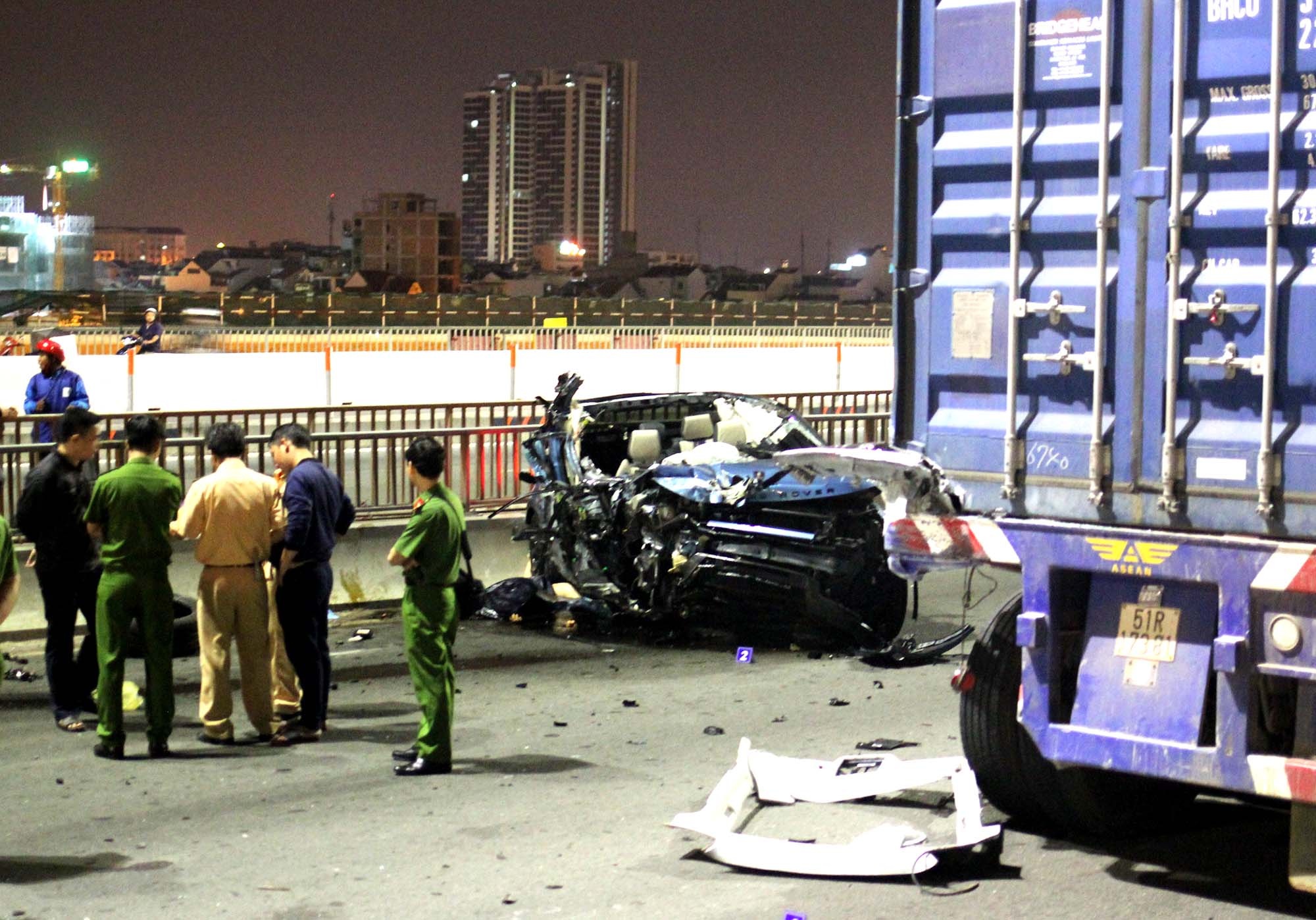 Doi trai gai vang khoi oto Range Rover anh 1