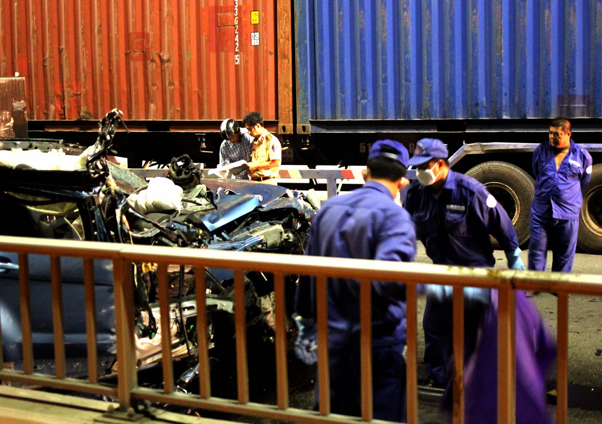 Doi trai gai vang khoi oto Range Rover anh 6