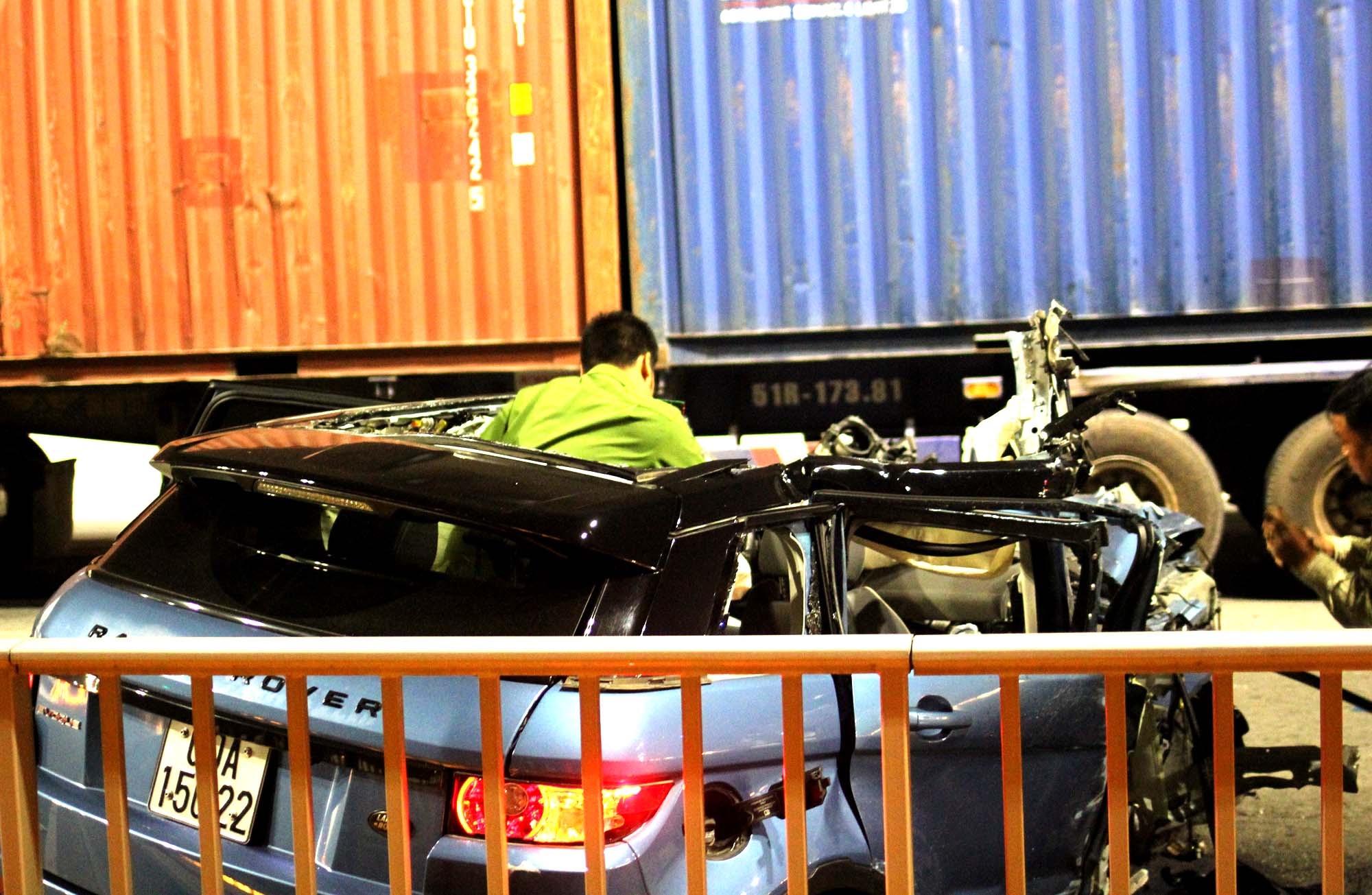 Doi trai gai vang khoi oto Range Rover anh 5