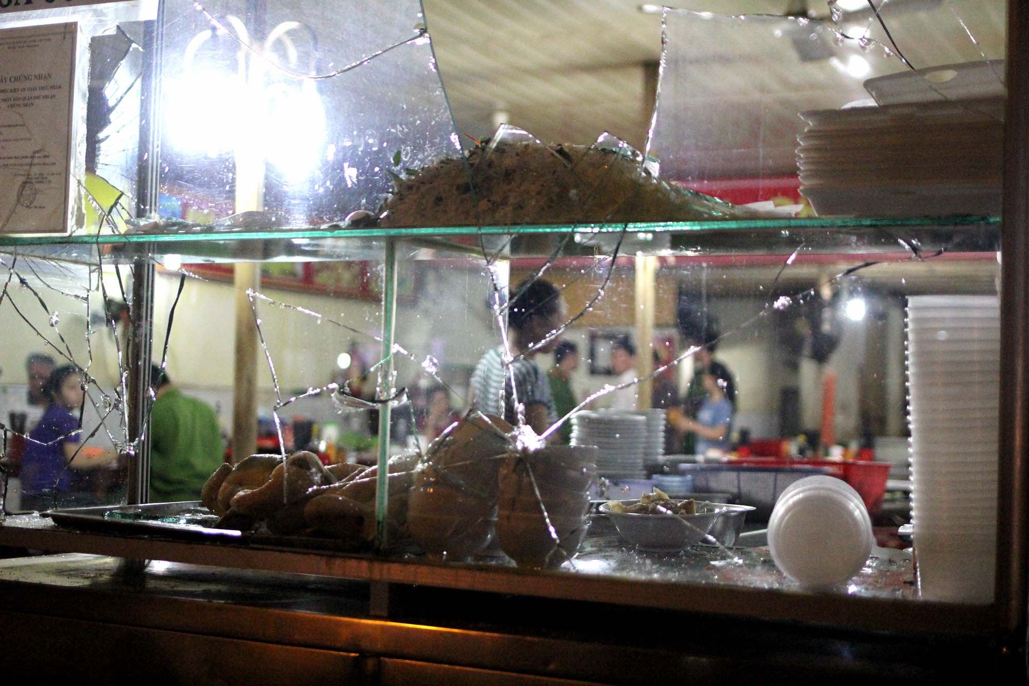 nhóm giang hồ đập phá quán ăn ảnh 2 nhom giang ho dap pha quan an anh 2