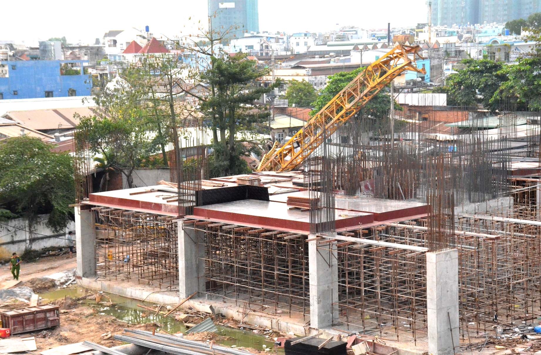 cần cẩu đè sập nhà trọ ở sài gòn ảnh 2 can cau de sap nha tro o sai gon anh 2