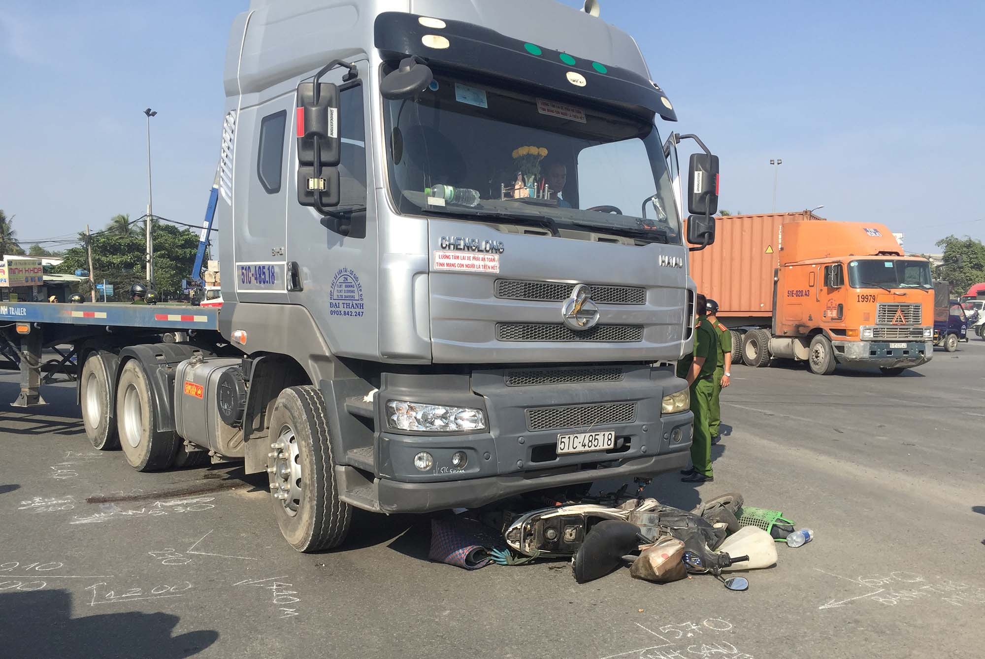 Xe dau keo can chet nguoi phu nu o vong xoay My Thuy hinh anh