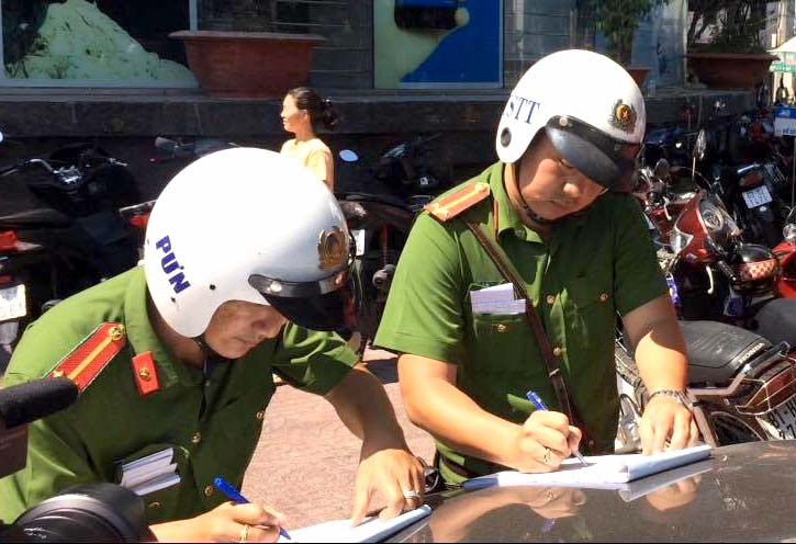 quận 3 xử phạt 3 xe biển đỏ ảnh 2 quan 3 xu phat 3 xe bien do anh 2