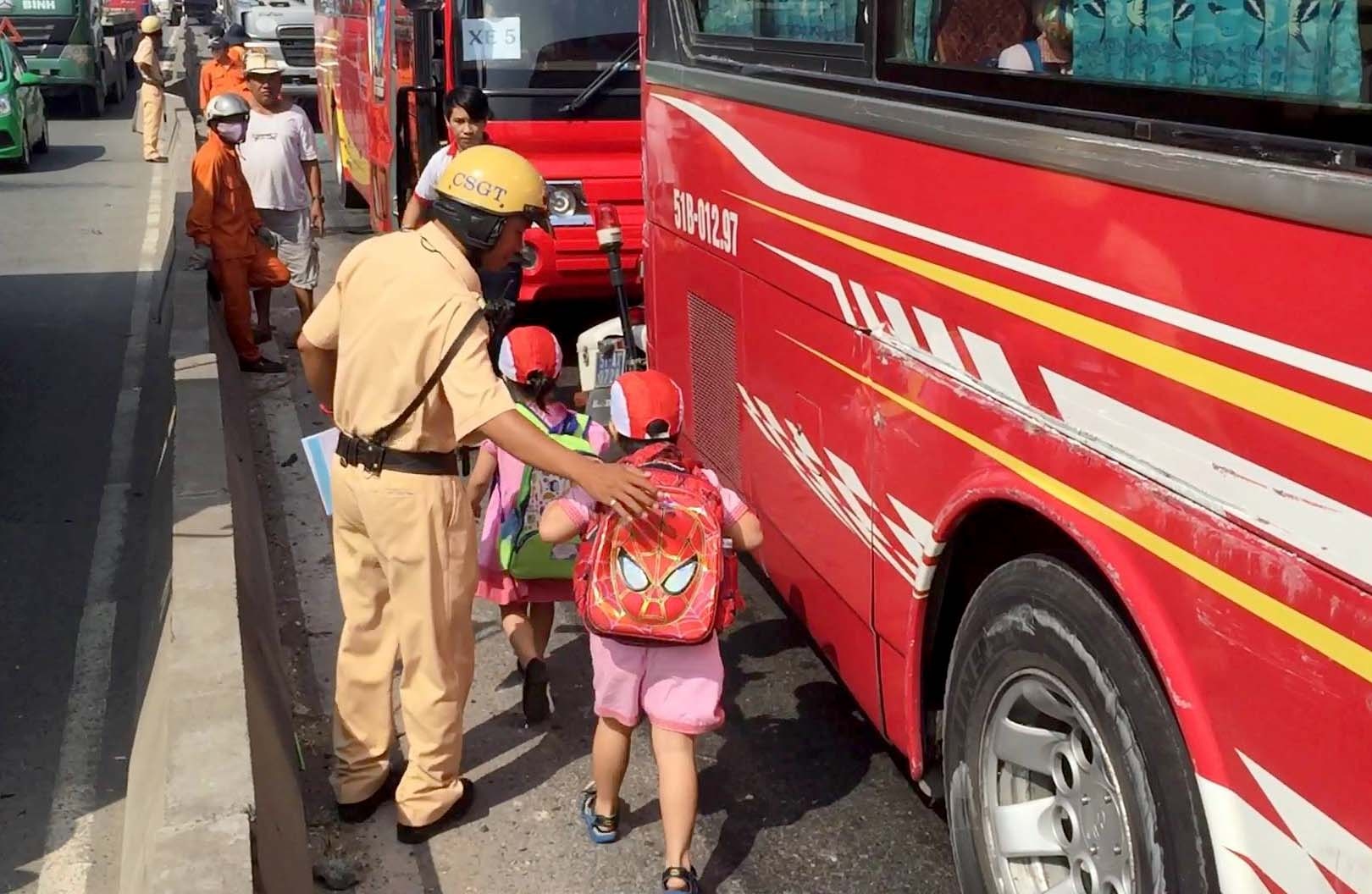 xe khách tông xe ben ở sài gòn ảnh 2 xe khach tong xe ben o sai gon anh 2