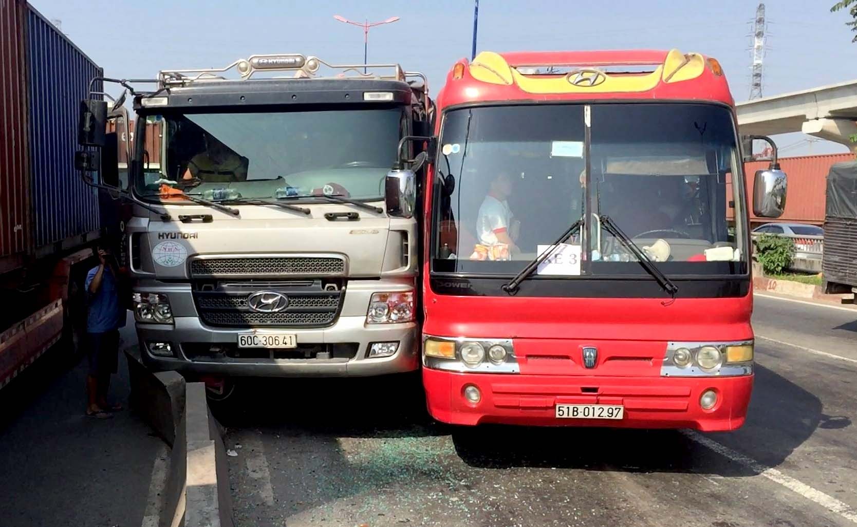 Hon 40 tre mam non o Sai Gon bi ‘nhot’ trong xe khach sau tai nan hinh anh