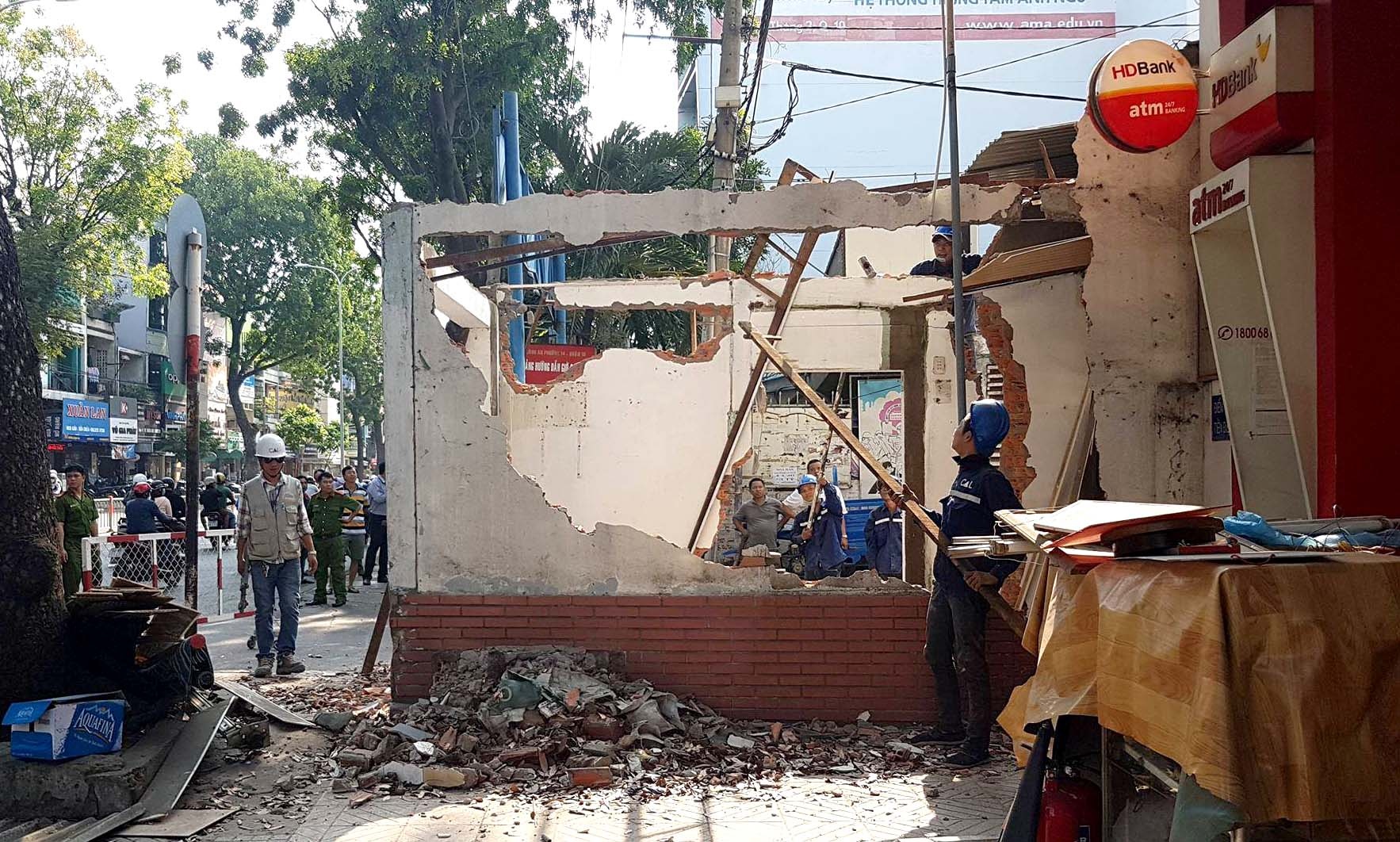 Phuong chu dong thao do tru so khu pho chiem via he o Sai Gon hinh anh