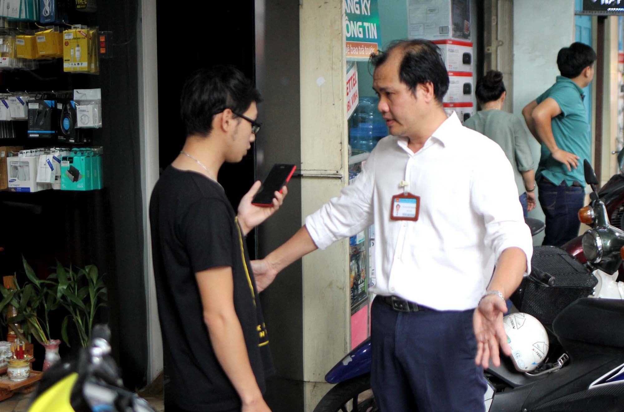 Chu tich phuong o Sai Gon go cua nhac nguoi dan dep via he hinh anh