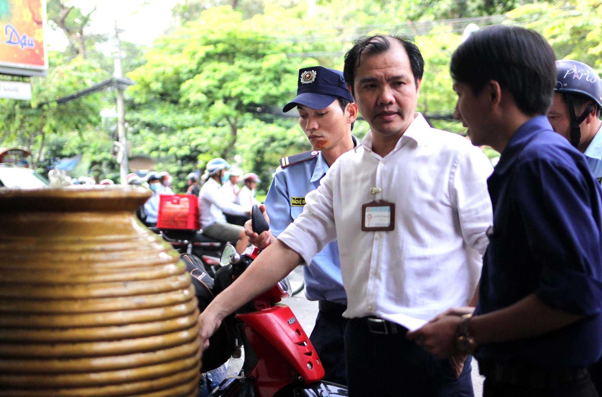 Chu tich phuong Ben Thanh go cua nhac nho tung ho dan lan chiem via he hinh anh