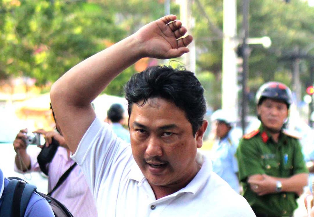 Dan tranh cai voi nu chu tich hua 'tu quan' neu khong dep duoc via he hinh anh