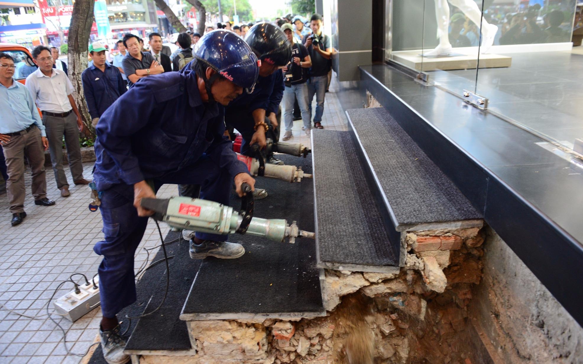 Hang loat bac tam cap khach san 5 sao o quan 1 bi dap bo hinh anh