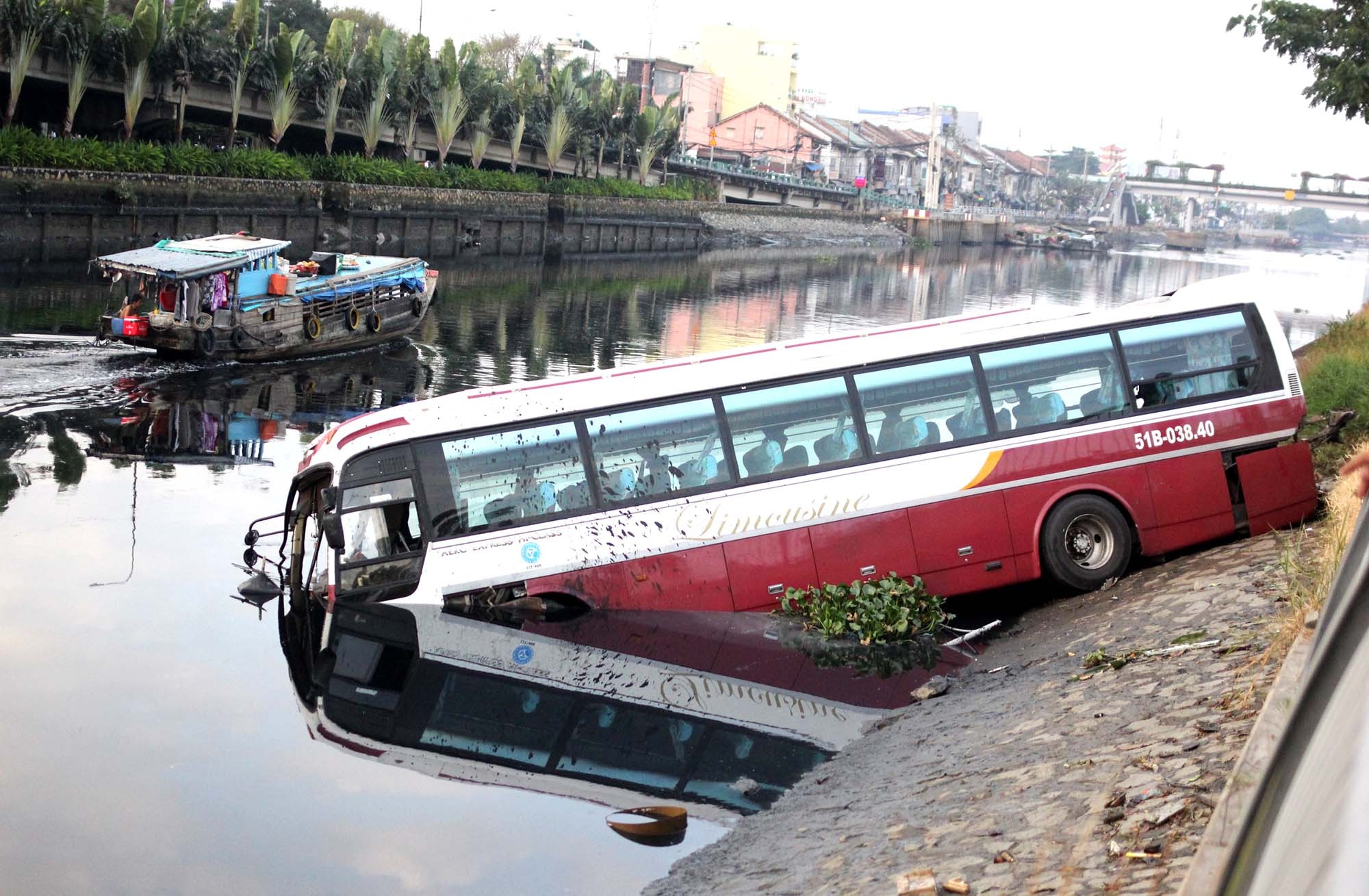 Oto khach lao xuong kenh Tau Hu, tai xe va phu xe thoat chet hinh anh