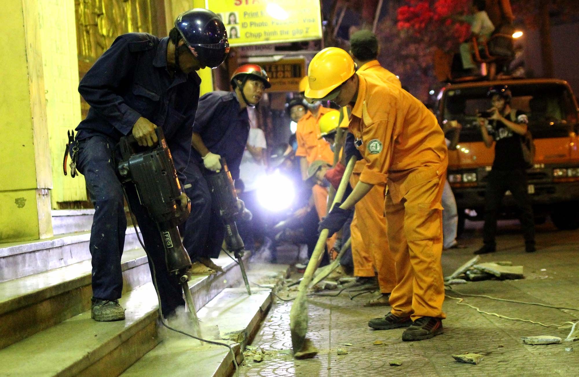 Quan 1 dap bac tam cap khach san New World, do bon cay o  Starbucks hinh anh