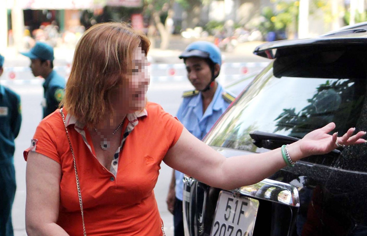 Oto dau chiem via he bi phat, khach doi chu khach san dong tien hinh anh