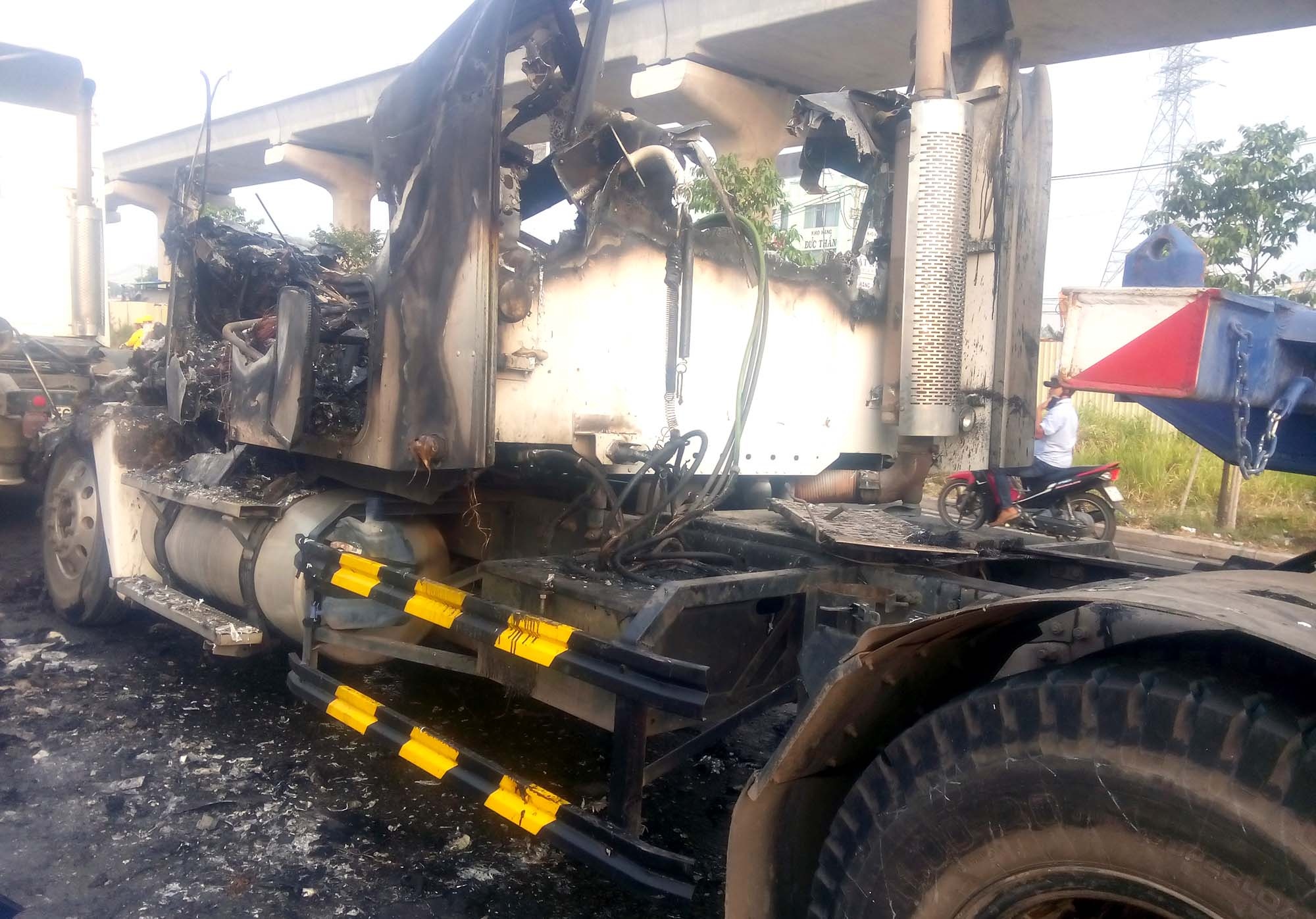 Xe dau keo dang chay boc chay ngun ngut tren xa lo, tai xe thoat chet hinh anh