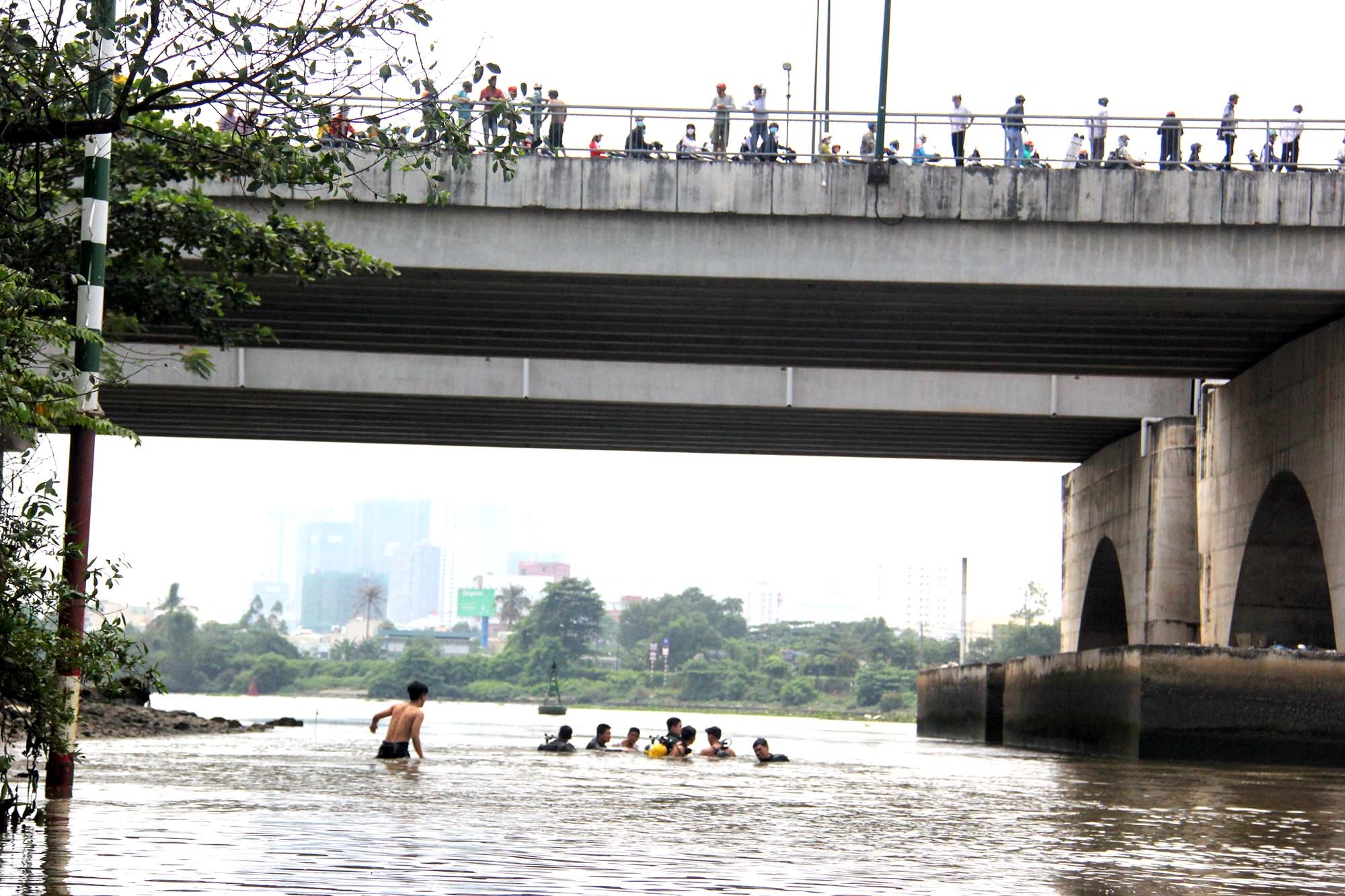 be trai duoi nuoc o sai gon anh 1