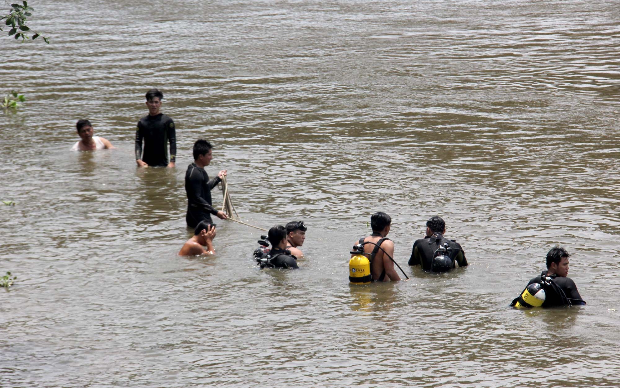 be trai duoi nuoc o sai gon anh 5