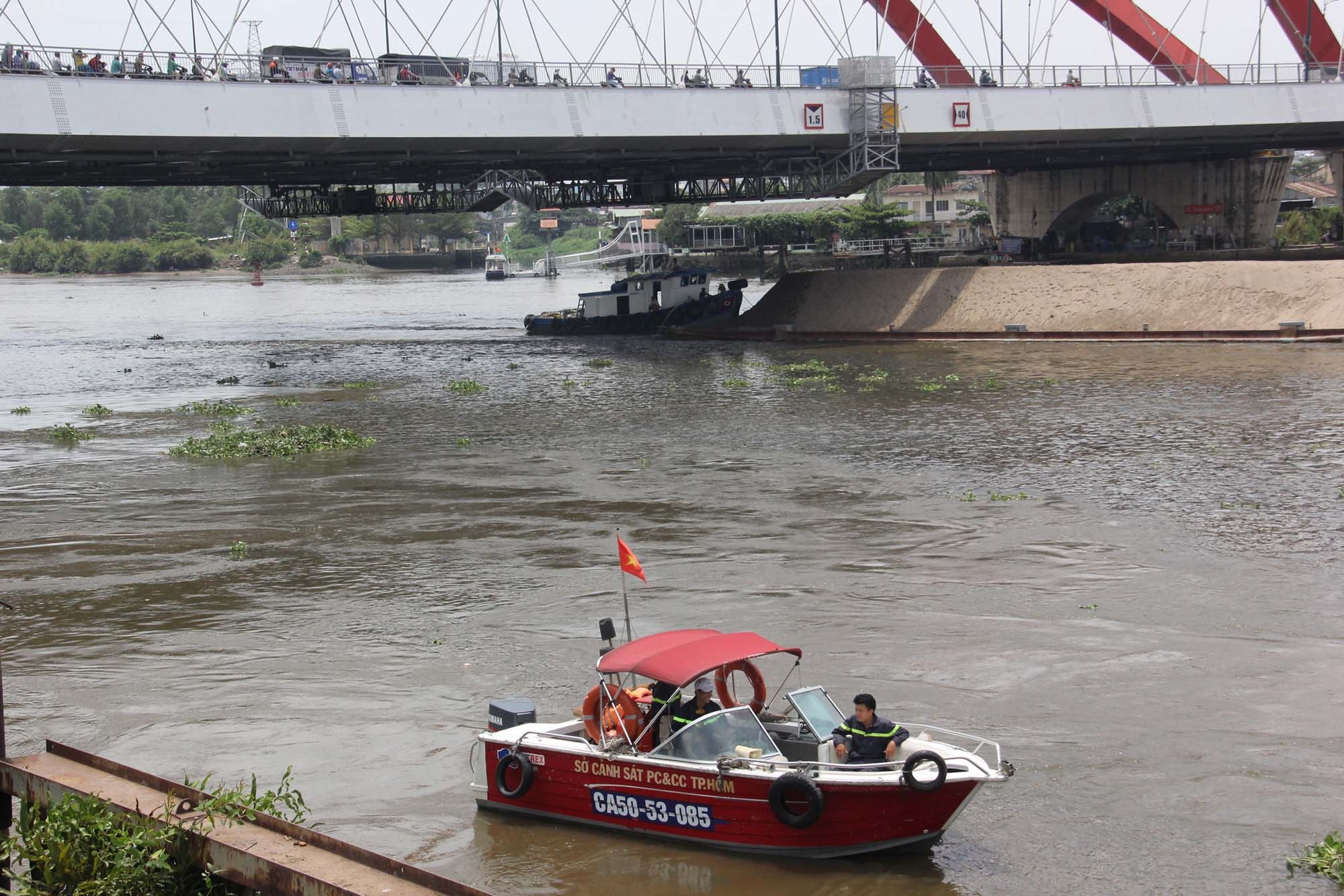 be trai duoi nuoc o sai gon anh 2