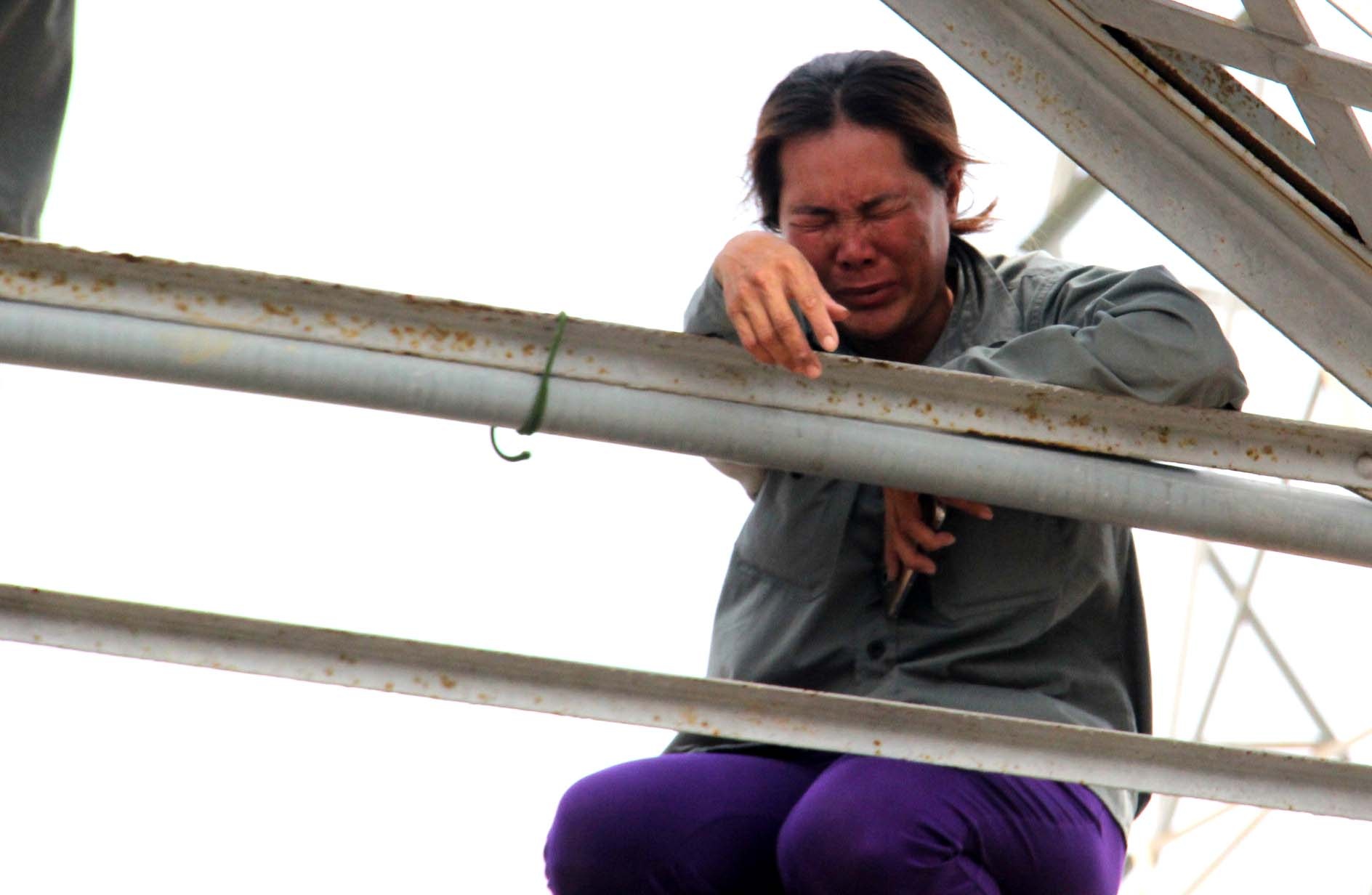 Nguoi me khoc ngat khi con 11 tuoi bi cuon mat tich tren song Sai Gon hinh anh