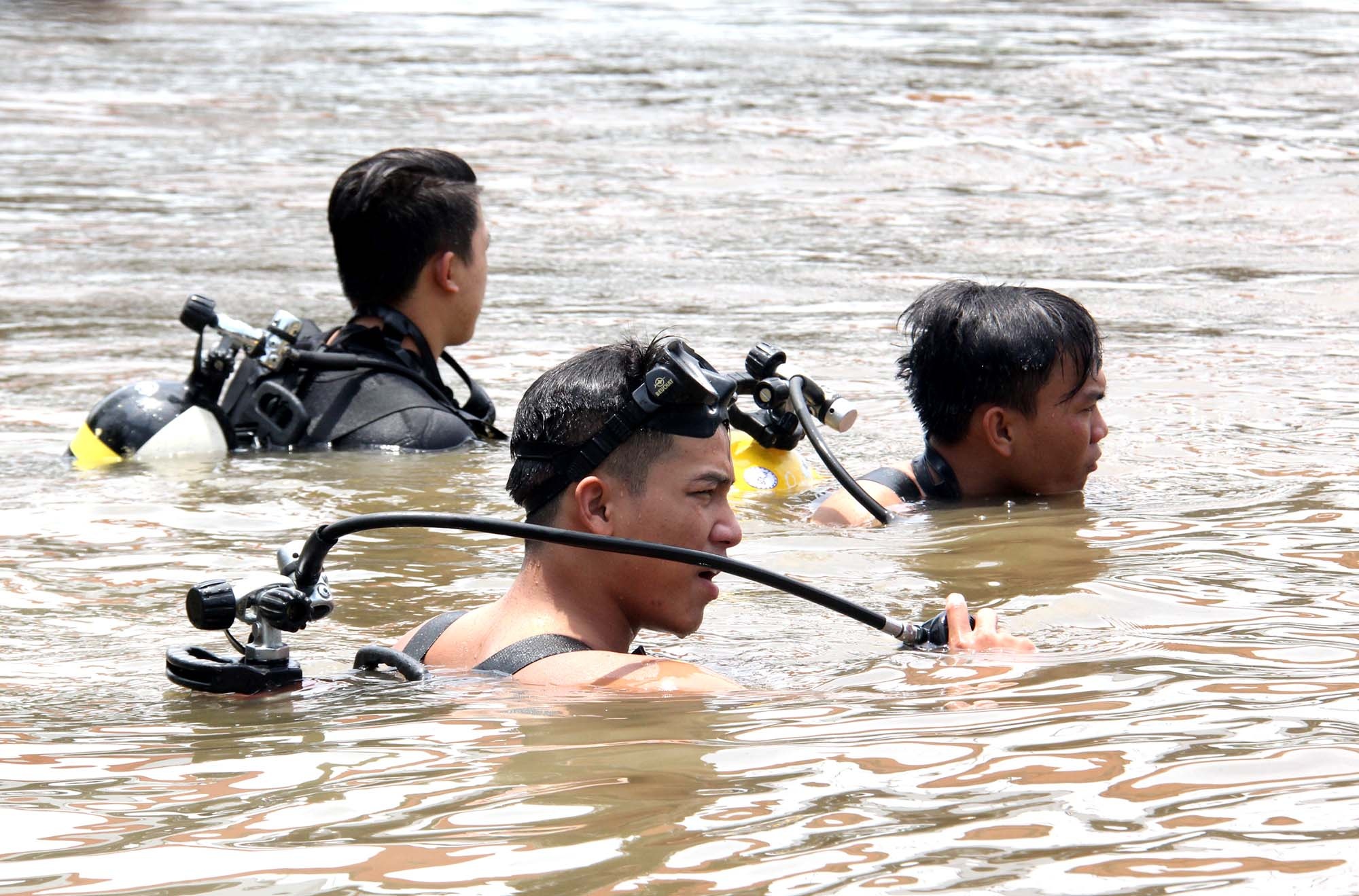 be trai duoi nuoc o sai gon anh 3