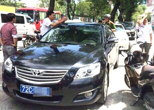 Ong Doan Ngoc Hai am tham ‘vi hanh’ xu ly 5 oto bien xanh dau via he hinh anh