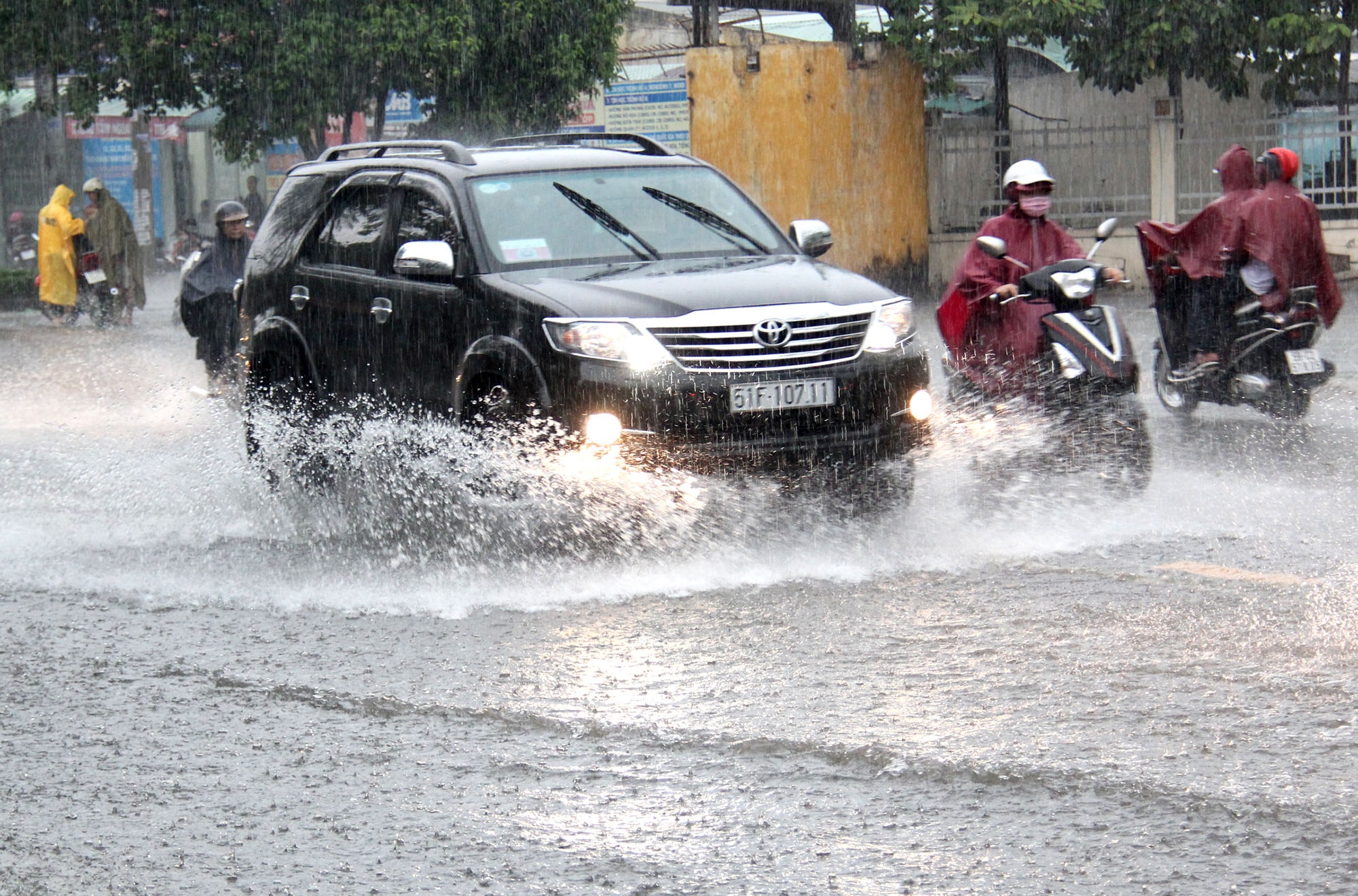 Nhieu tuyen duong Sai Gon ngap nang giua mua kho hinh anh