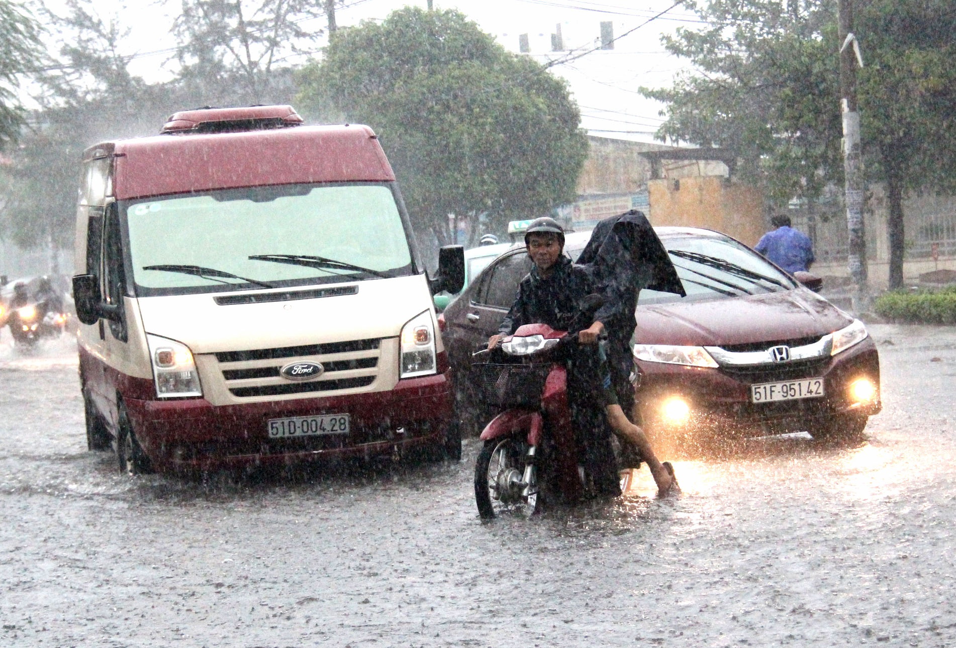 mưa lớn ở sài gòn giữa mùa khô ảnh 2 mua lon o sai gon giua mua kho anh 2
