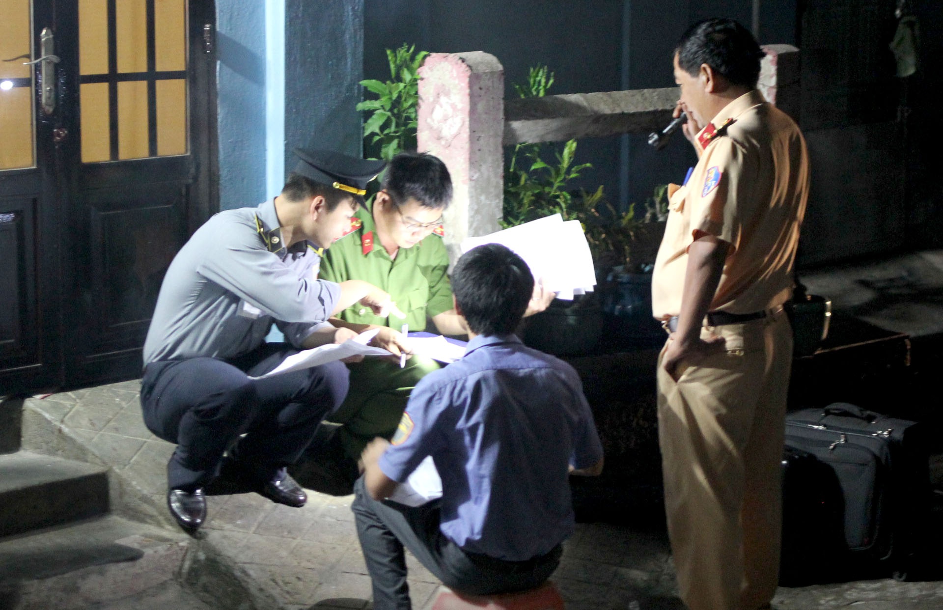 Nguoi dan ong ngoi tren duong ray bi tau hoa can tu vong hinh anh