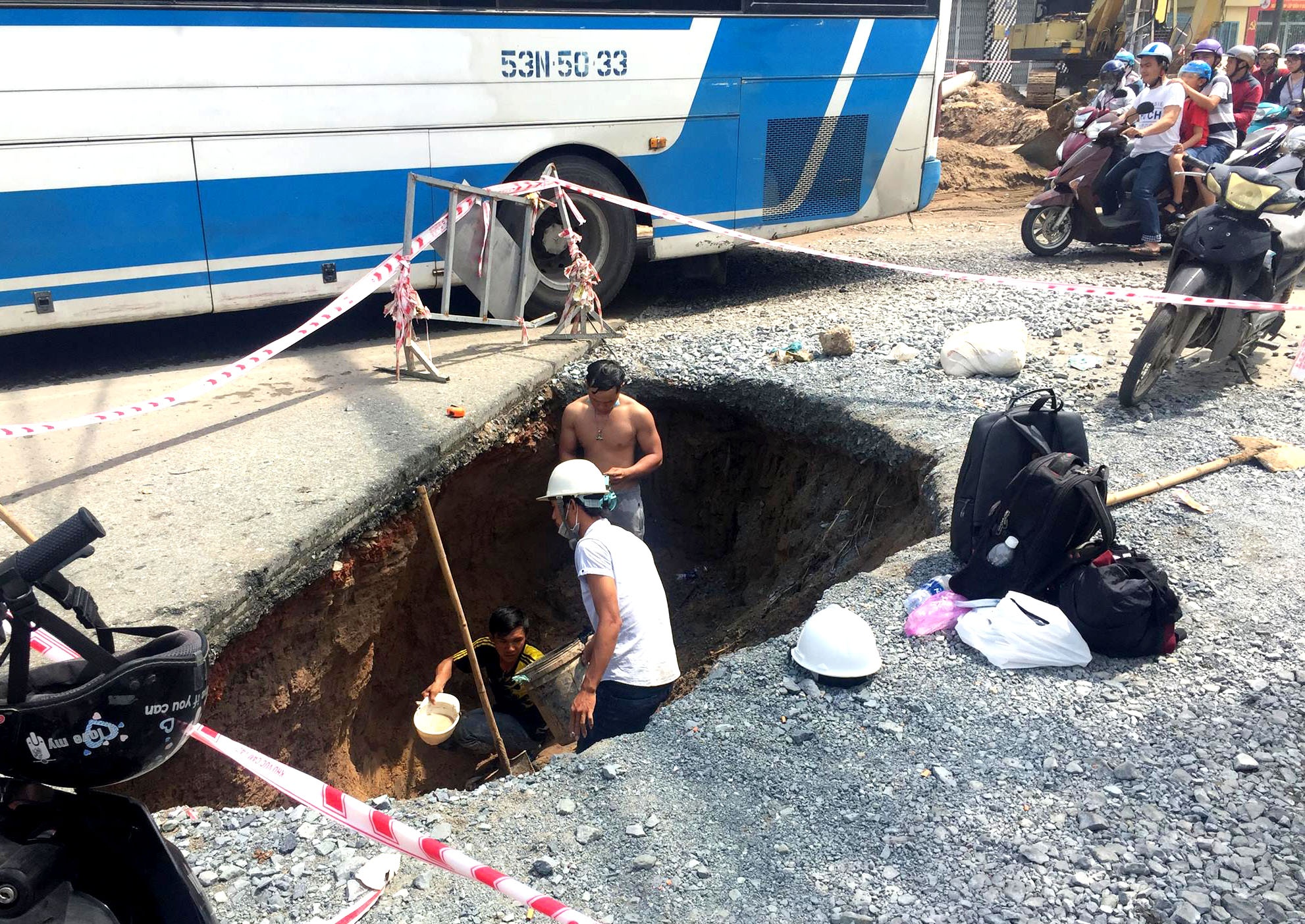 Cong nhan khac phuc ho 'tu than' o Sai Gon hinh anh