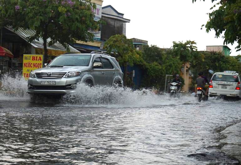 Mua trai mua bat thuong tiep tuc gay ngap o Sai Gon hinh anh