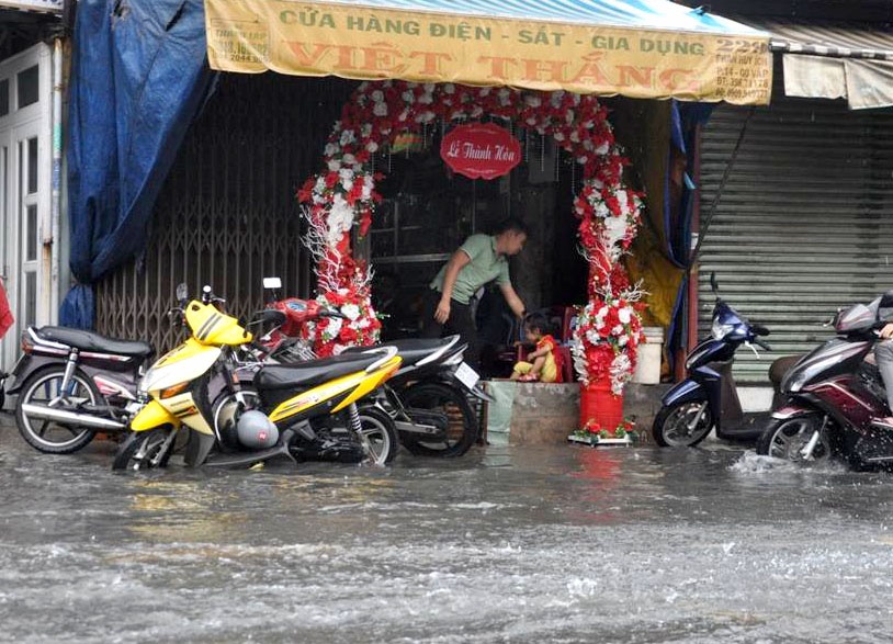 mua lon giua mua kho o sai gon anh 2