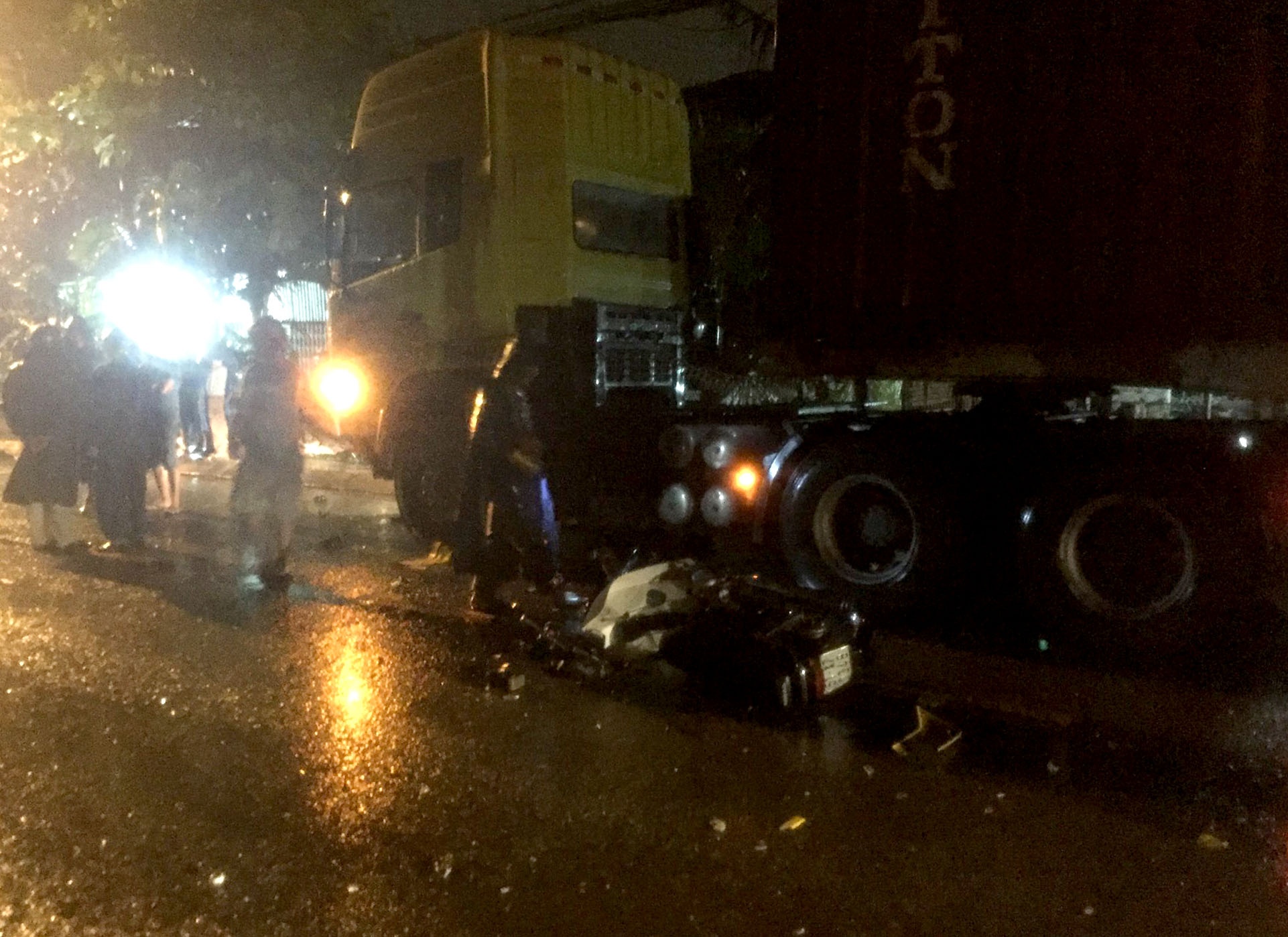 Nguoi dan ong 39 tuoi thiet mang sau va cham voi xe dau keo o Sai Gon hinh anh