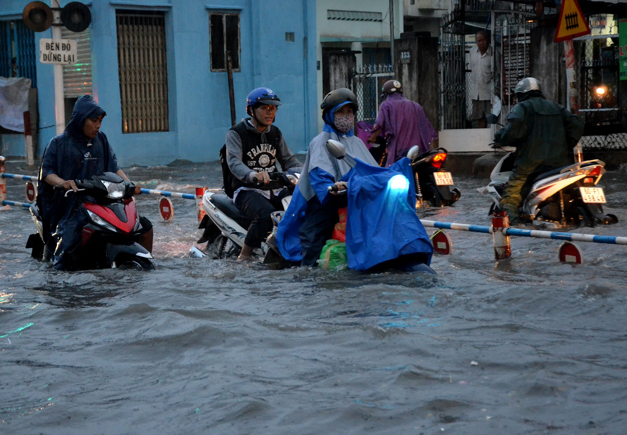 mưa trái mùa gây ngập cho sài gòn ảnh 2 mua trai mua gay ngap cho sai gon anh 2