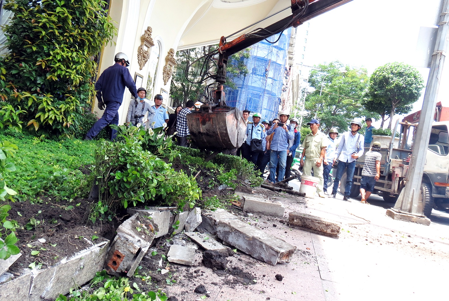 Bon hoa lan via he cua khach san 5 sao Majestic bi dap bo hinh anh