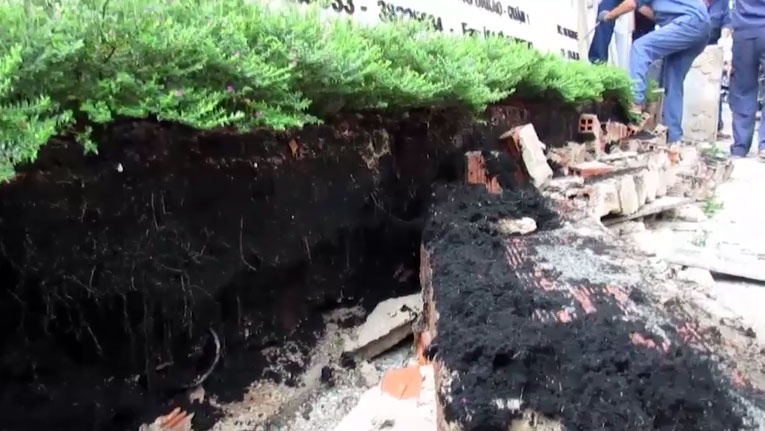 Quan 1 pha do bon hoa nho ra via he danh cho nguoi di bo hinh anh