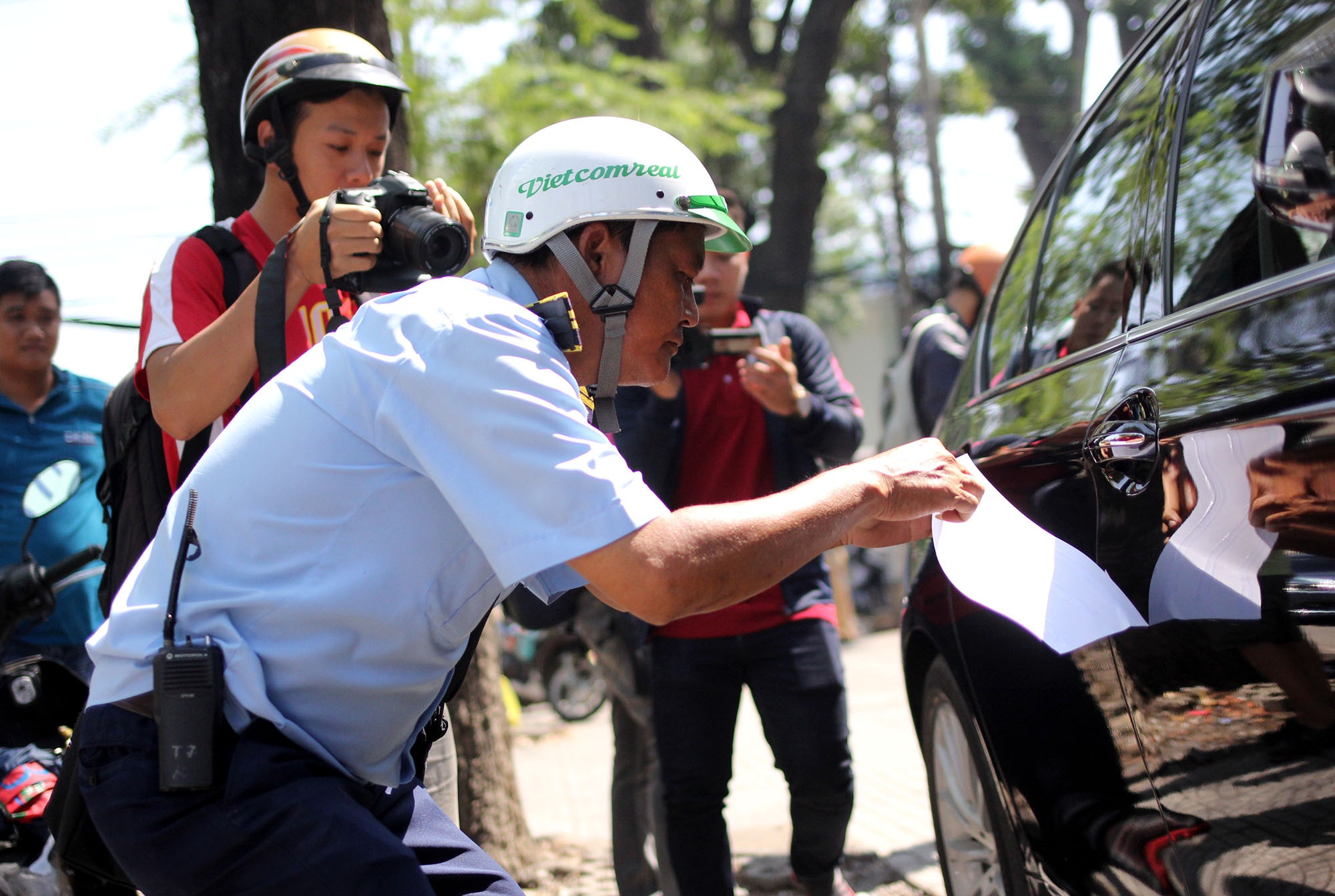 Quan 1 thao niem phong xe Tong Lanh su quan Hungary chiem via he hinh anh