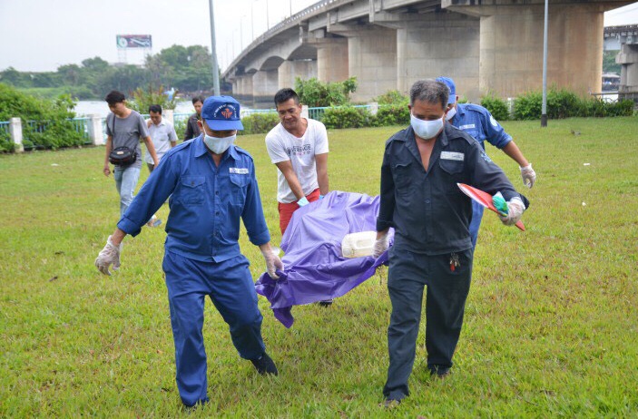 Thi the nam gioi noi tren song Sai Gon hinh anh