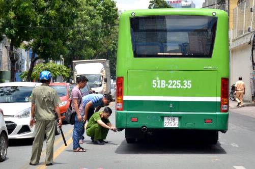 Nguoi phu nu di xe may nga ra duong bi oto buyt can tu vong hinh anh