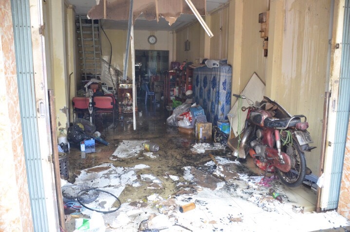 Khoi lua bao trum can nha o Sai Gon, doi vo chong thoat chet hinh anh